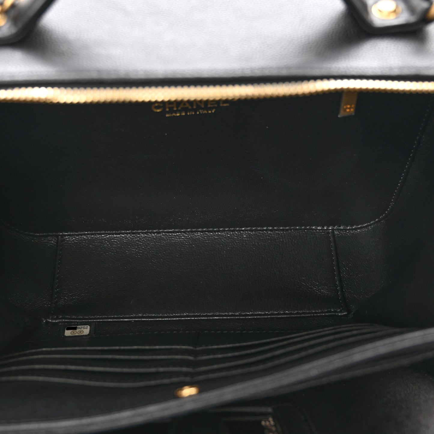 Caviar Quilted Large CC Filigree Vanity Case Black