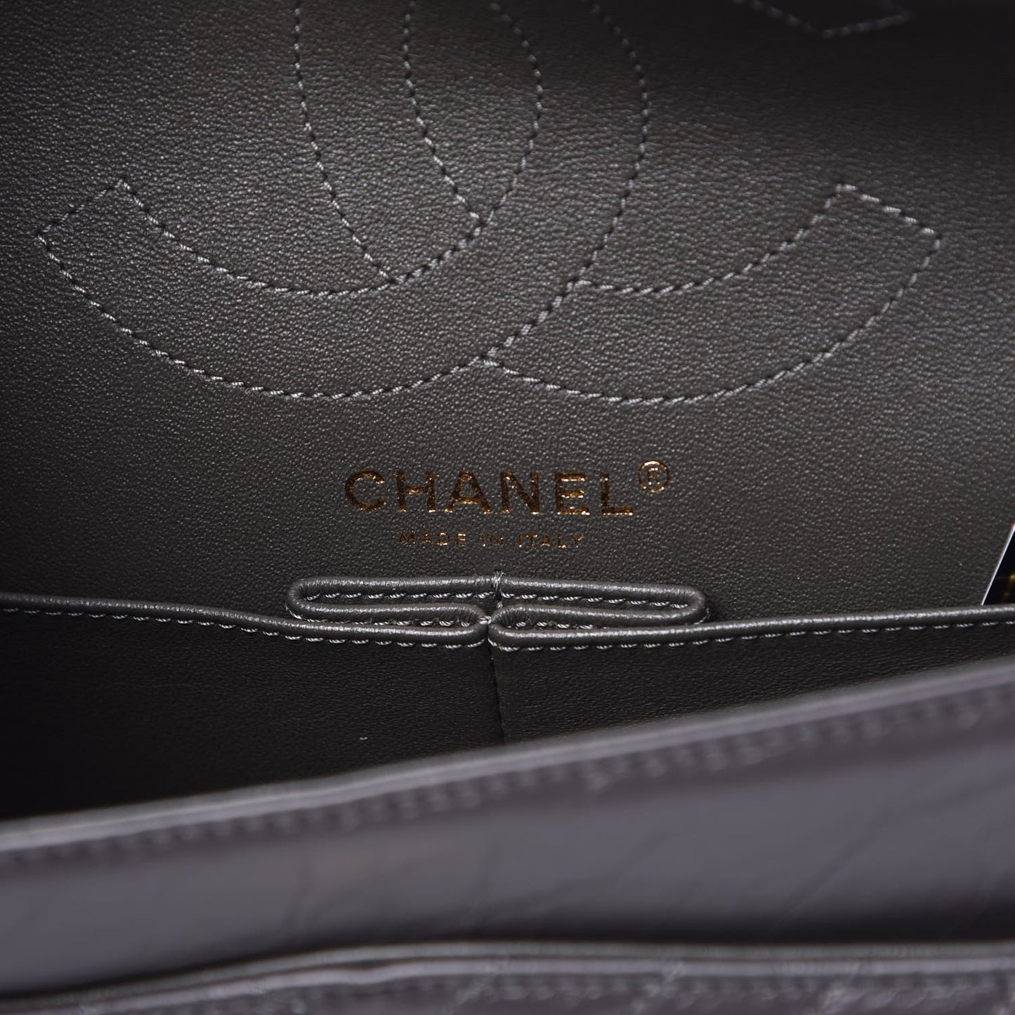 Aged Calfskin Chevron 2.55 Reissue 226 Dark Grey