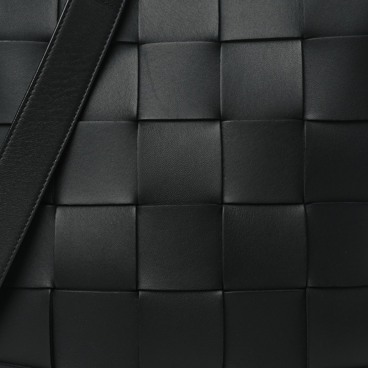 Lambskin Maxi Intrecciato Cassette Messenger Black