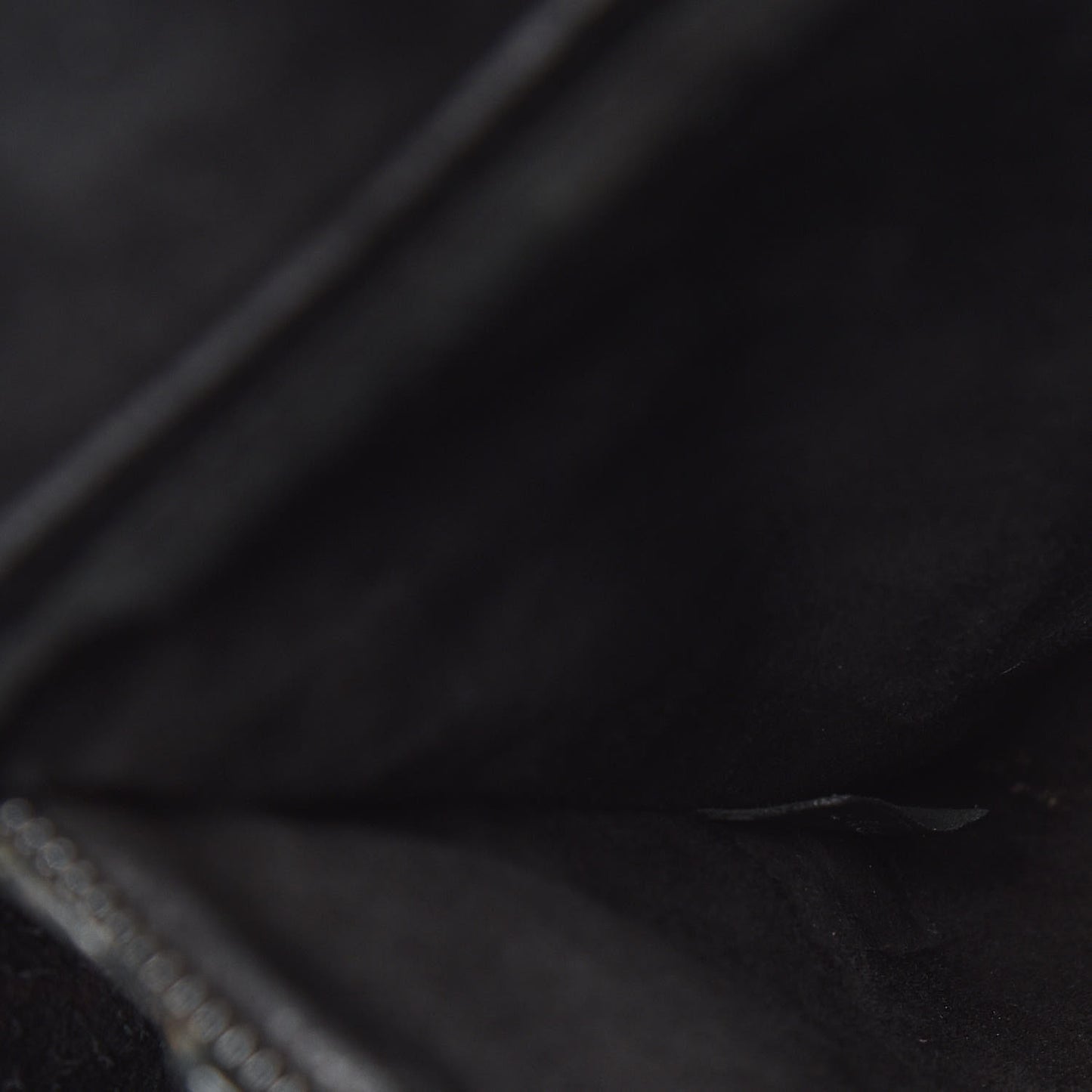 Smooth Calfskin Medium Phantom Luggage Black