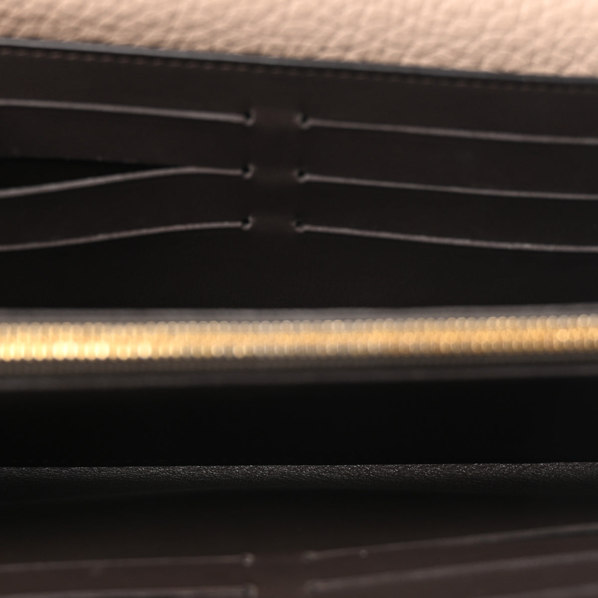 Taurillon Capucines Wallet Galet