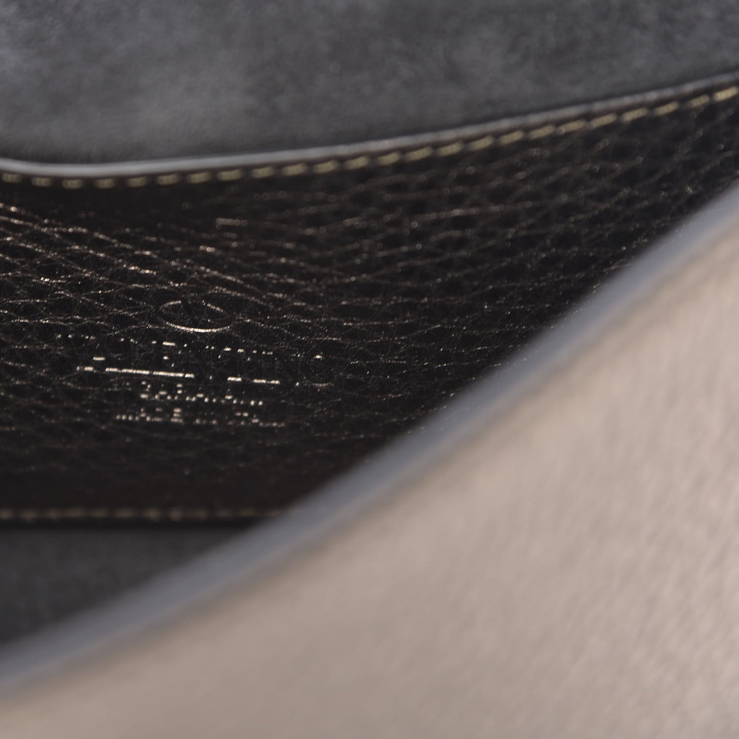 Metallic Pebbled Calfskin Medium Rockstud Flip Lock Crossbody Bag Sasso