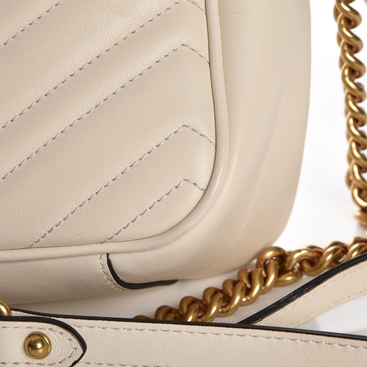 Calfskin Matelasse Medium GG Marmont Chain Shoulder Bag Mystic White