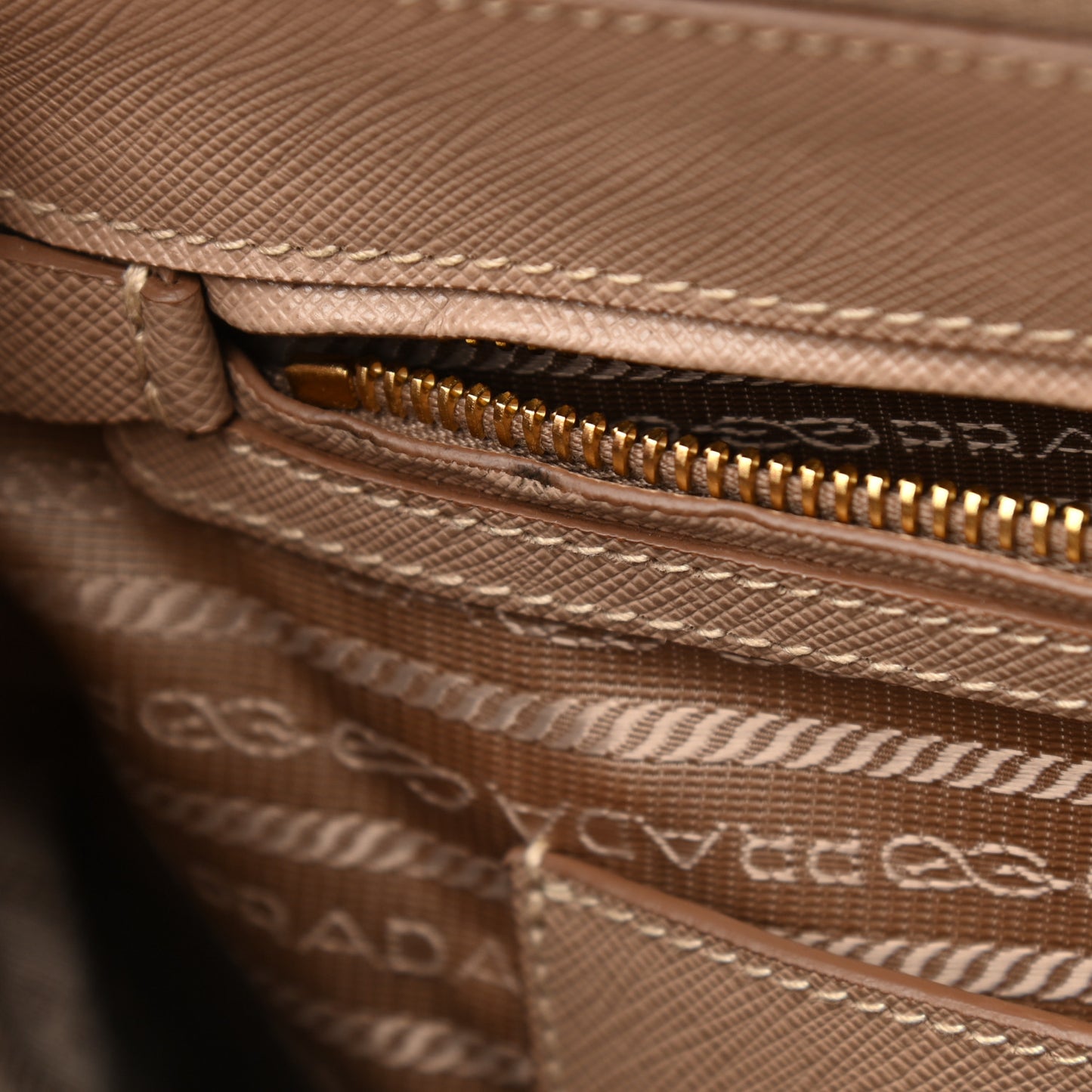 Saffiano Medium Galleria Double Zip Tote Cammeo