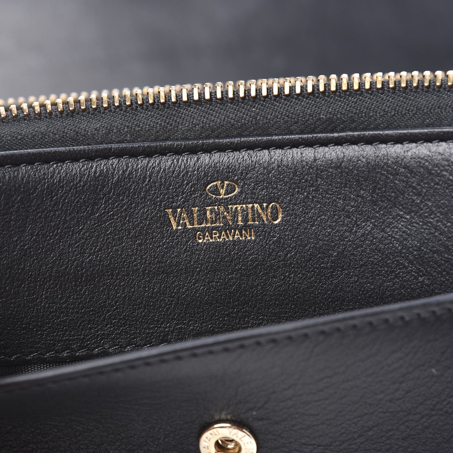 Vitello Rockstud Carry Secrets Continental Wallet On Chain Black