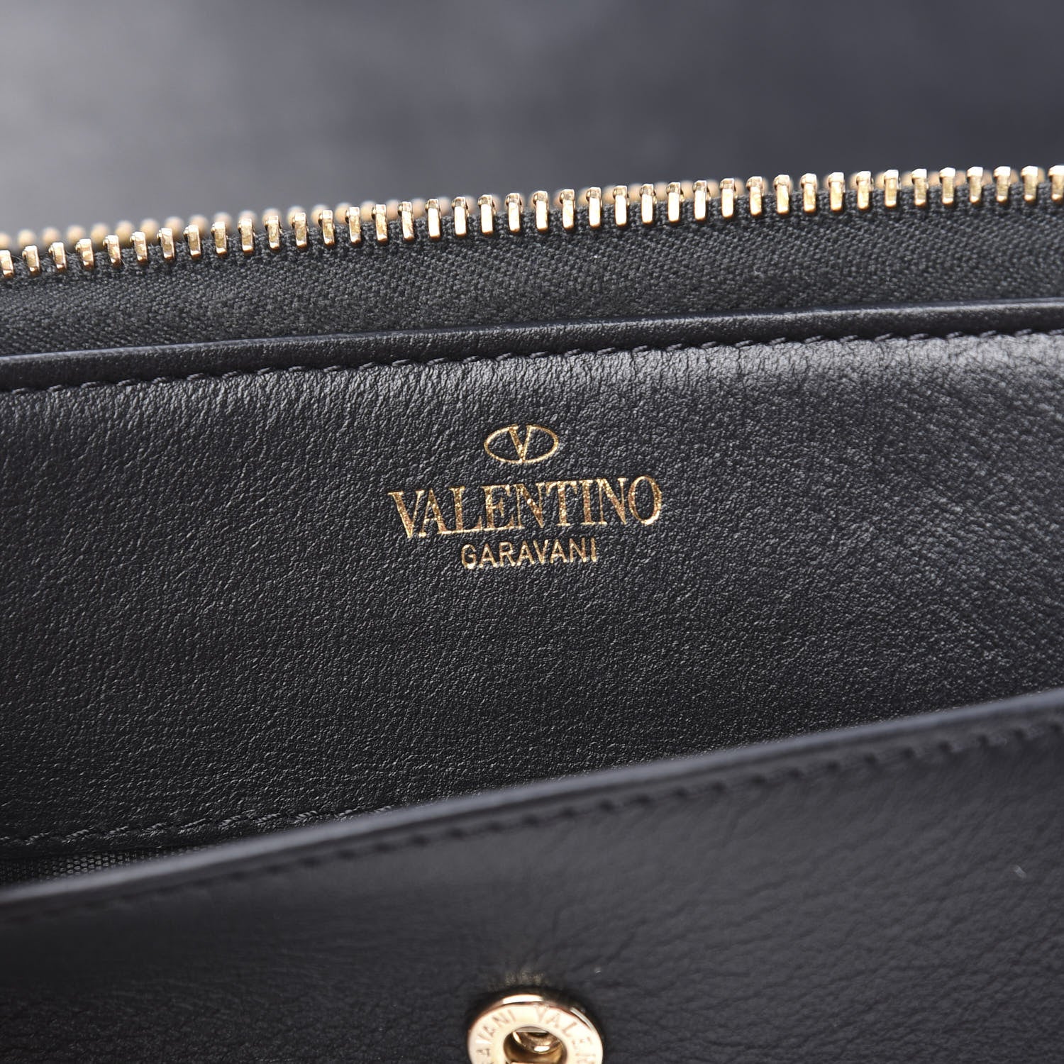 Valentino Garavani Vitello Rockstud Carry Secrets Continental Wallet On Chain Black 6 of 9