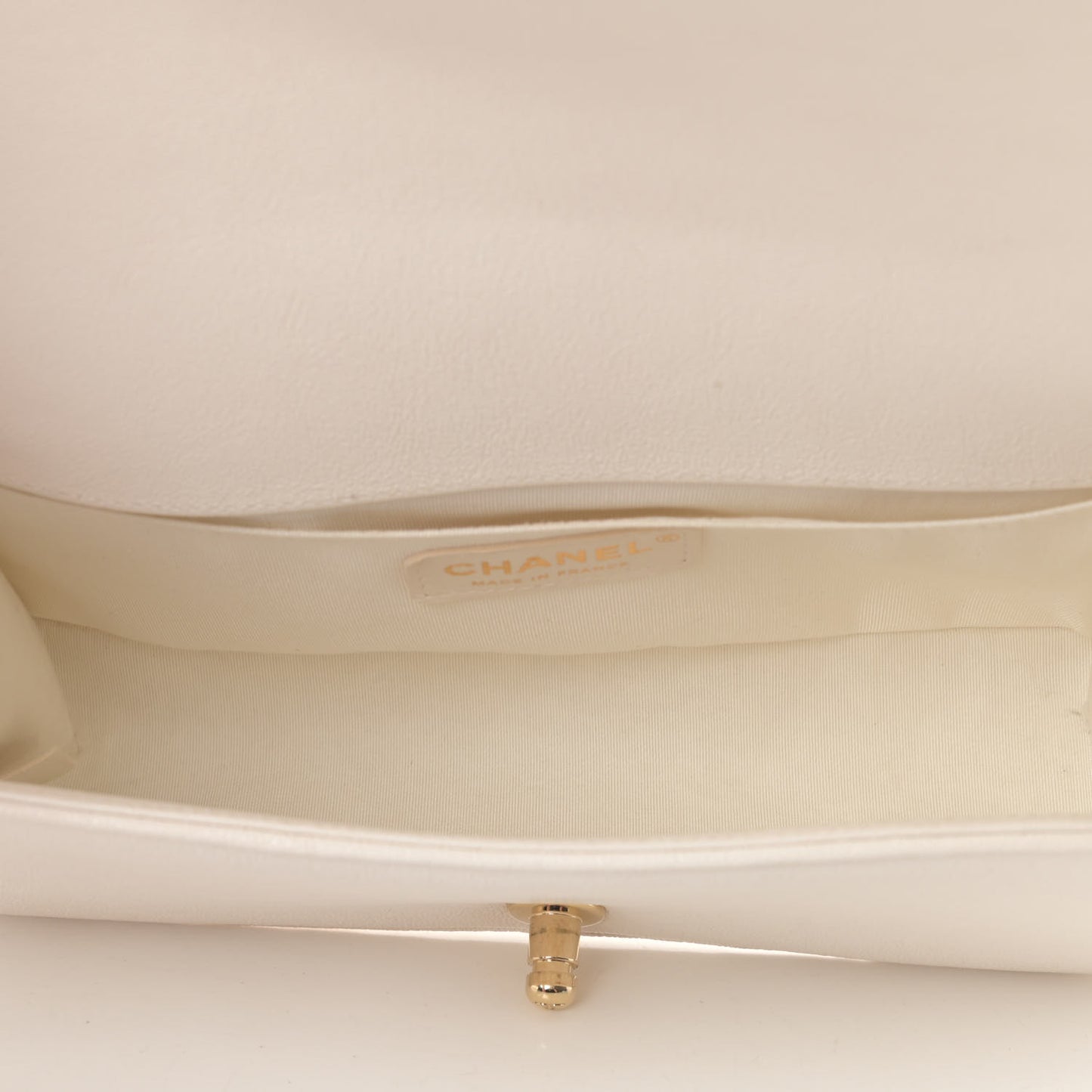 Caviar Quilted Medium Boy Flap White