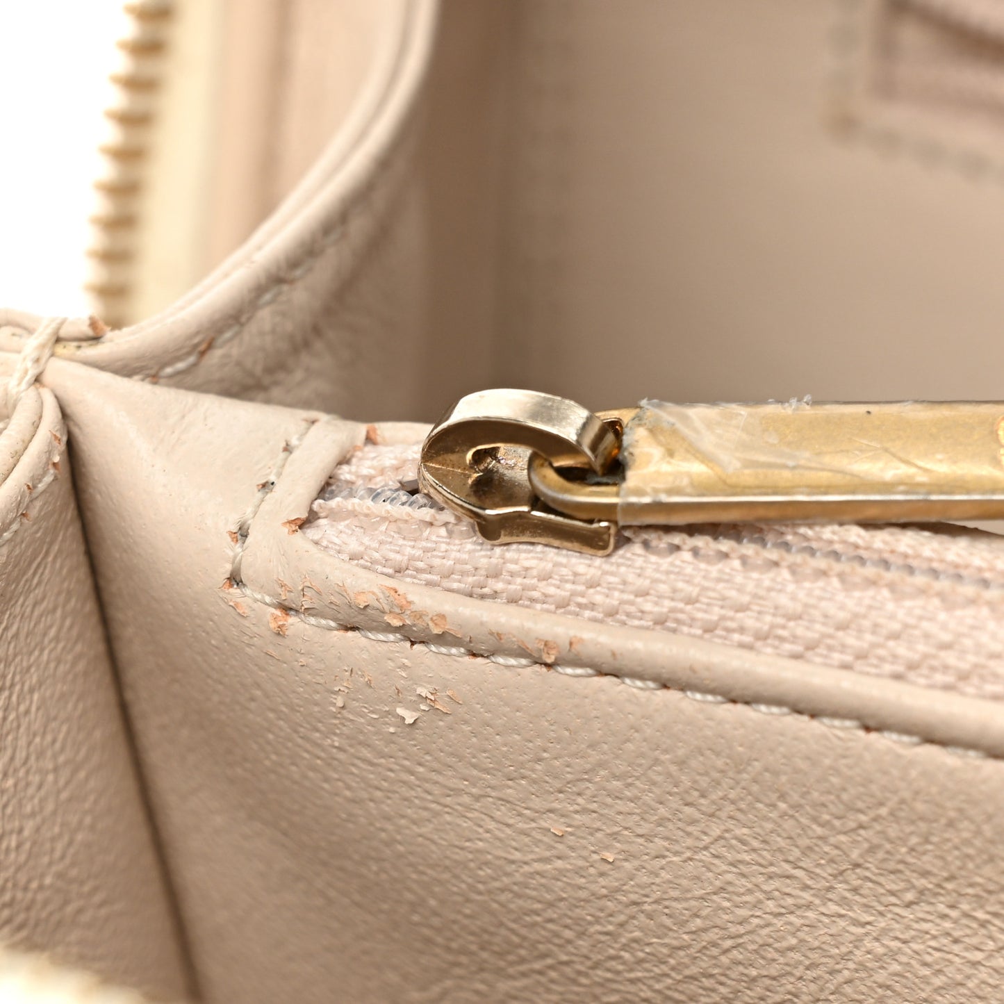 Caviar Quilted Medium CC Filigree Vanity Case White
