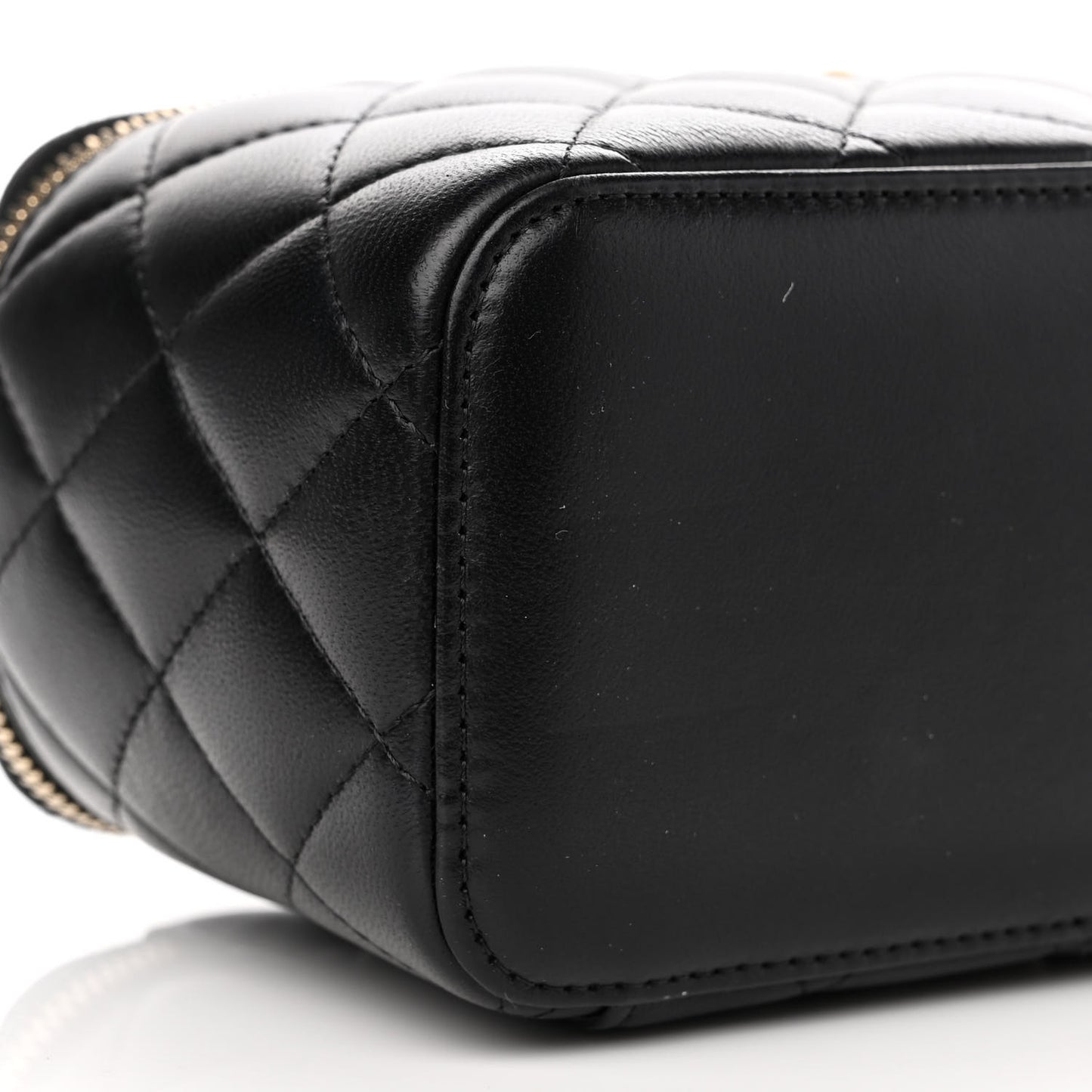 Lambskin Quilted Small Pearl Crush Vanity Case With Chain Black