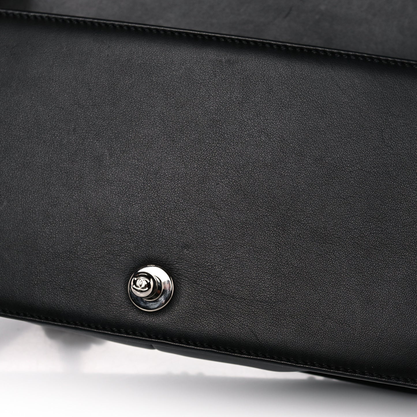 Calfskin Pearl Chevron Medium Boy Flap Black