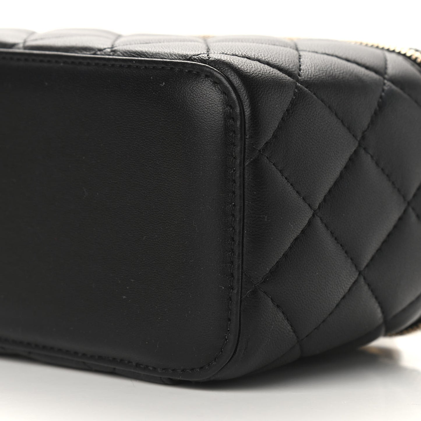 Lambskin Quilted Pearl Crush Small Vanity Case With Chain Black