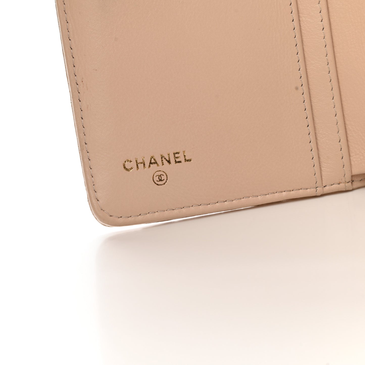 Iridescent Caviar Quilted Zipped Pocket Wallet Beige Clair