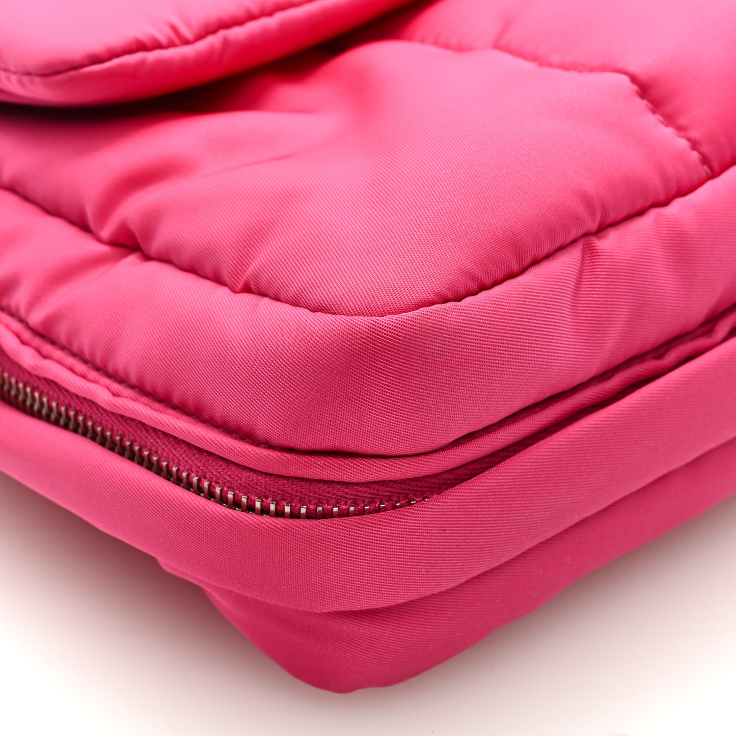 Tessuto Nylon Bomber Sound Chain Flap Shoulder Bag Fuxia