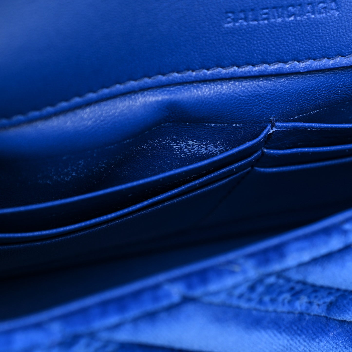 Velvet Logo Matelasse BB Chain Wallet Blue