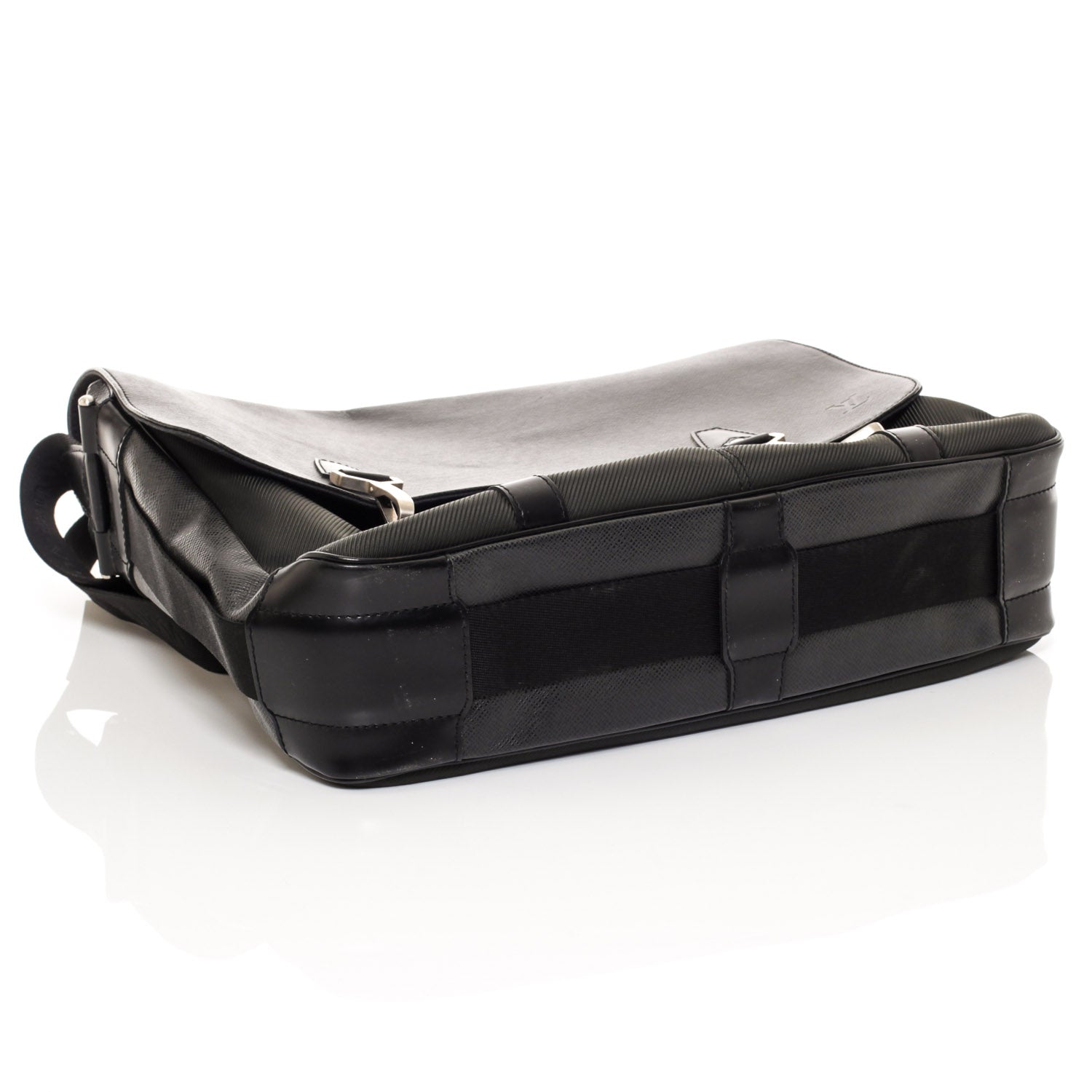 Louis Vuitton Taiga Dersou Messenger Bag 5 of 8
