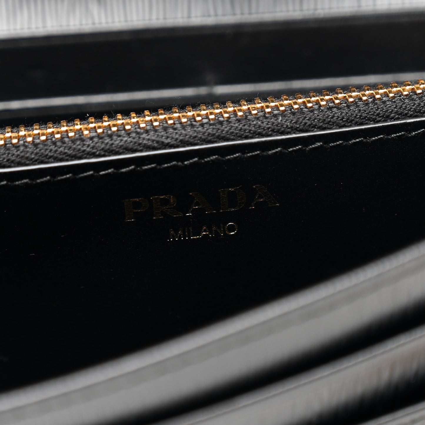 Vitello Move Metal Oro Chain Wallet Black