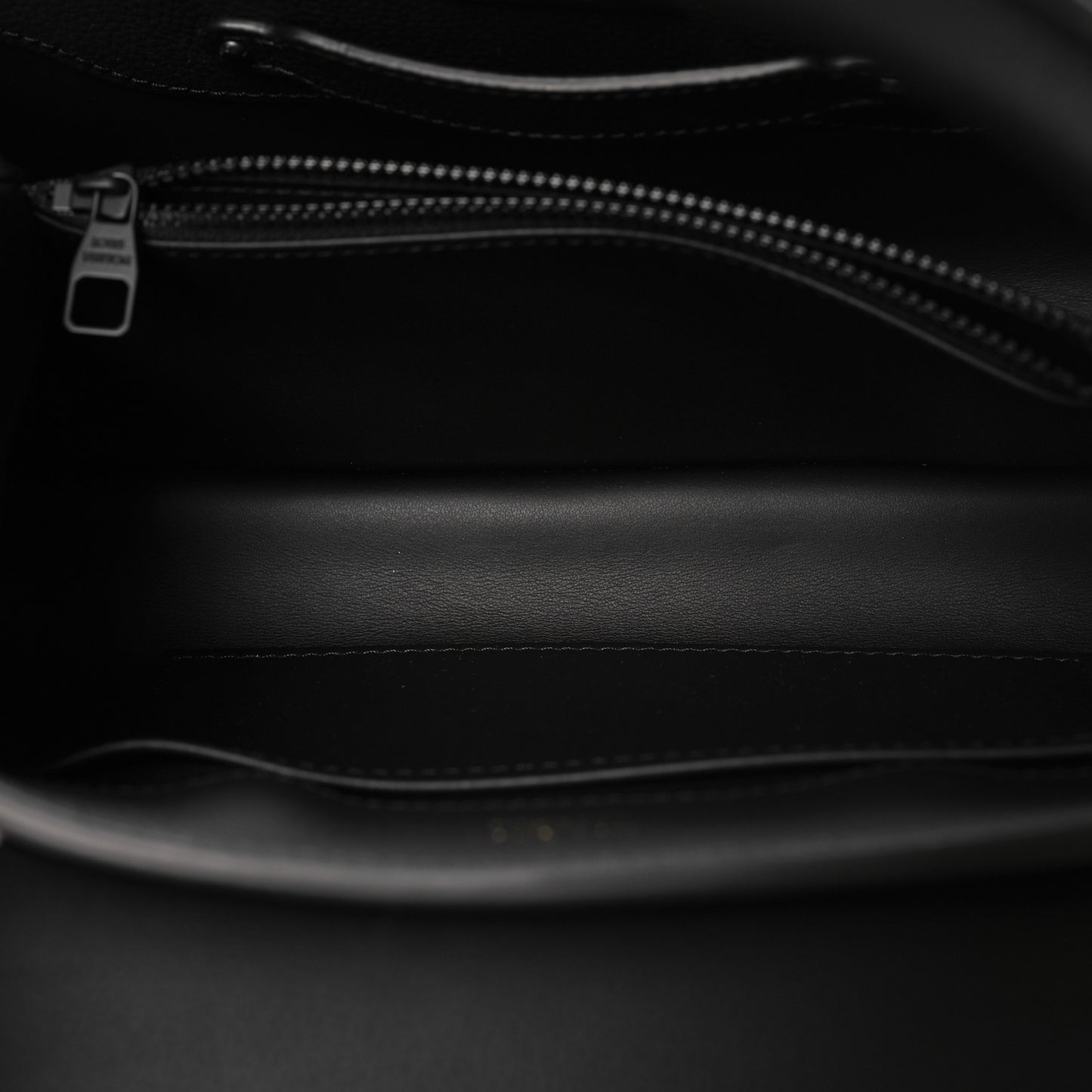 Taurillon Capucines East West MM Matte Black