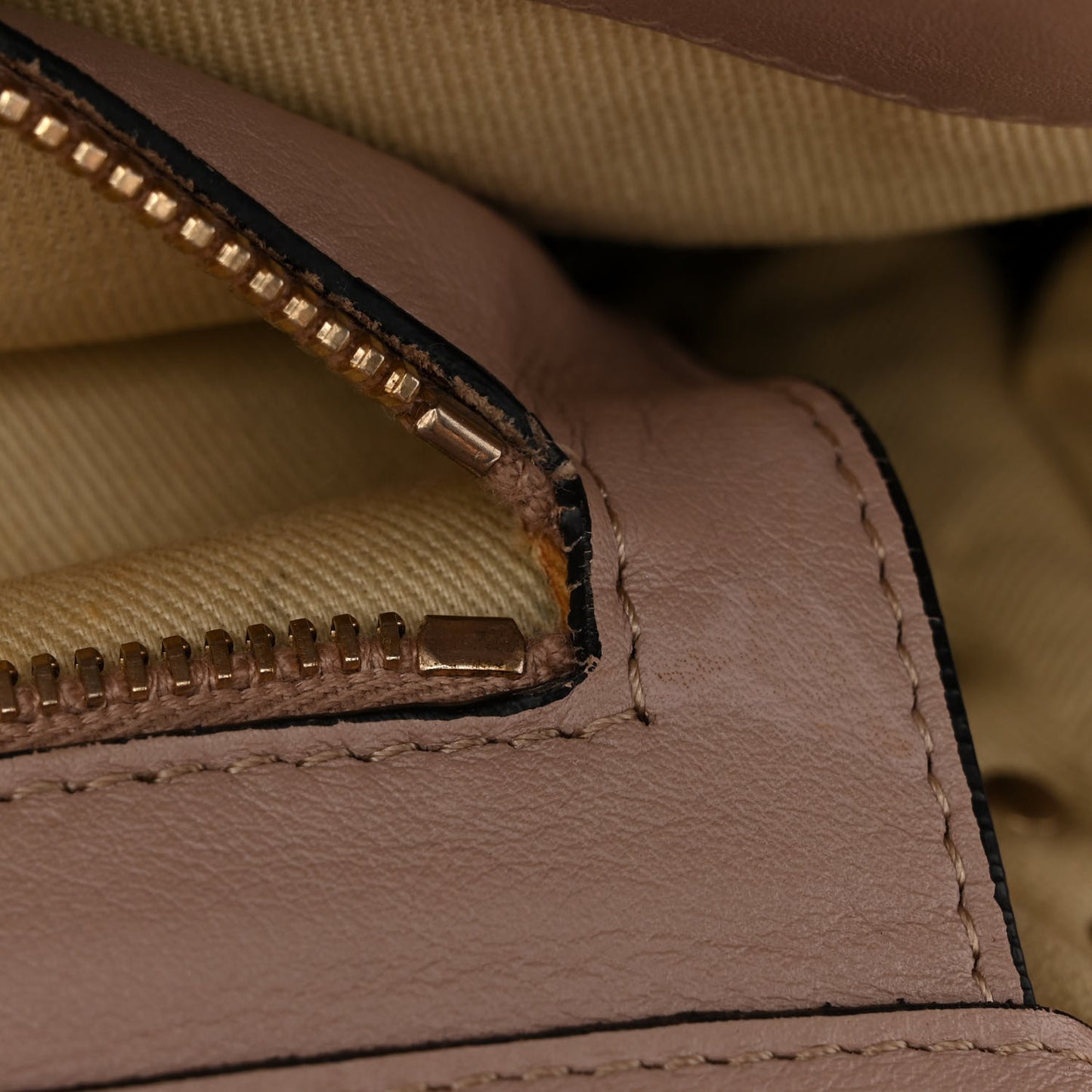 Vitello Medium Rockstud Tote Poudre
