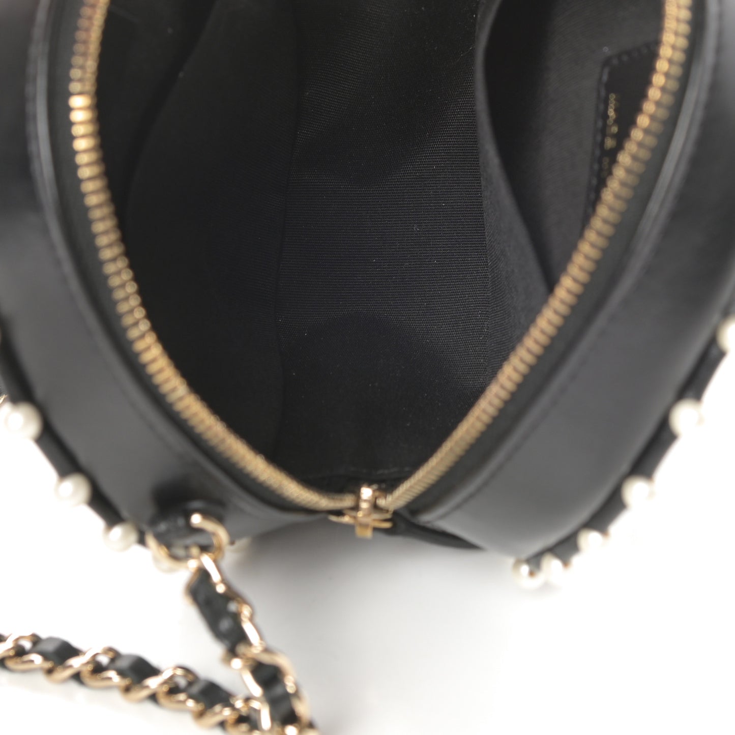 Calfskin Quilted Pearl Round Clutch With Chain Black