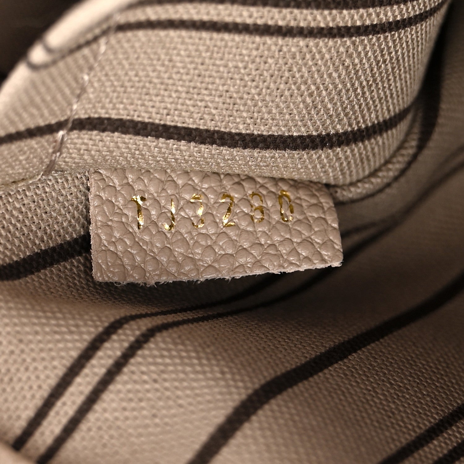 Louis Vuitton Empreinte Montaigne MM Tourterelle 7 of 20