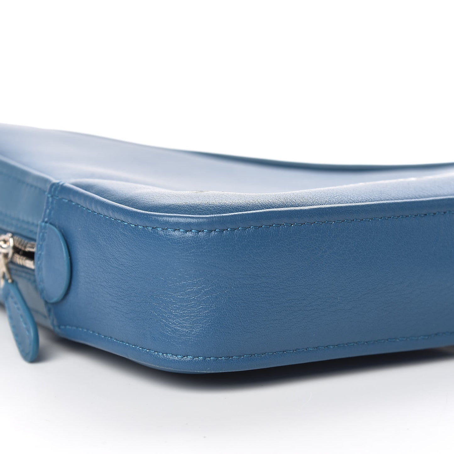 Calfskin M Triangle Pouch Bleu Persan