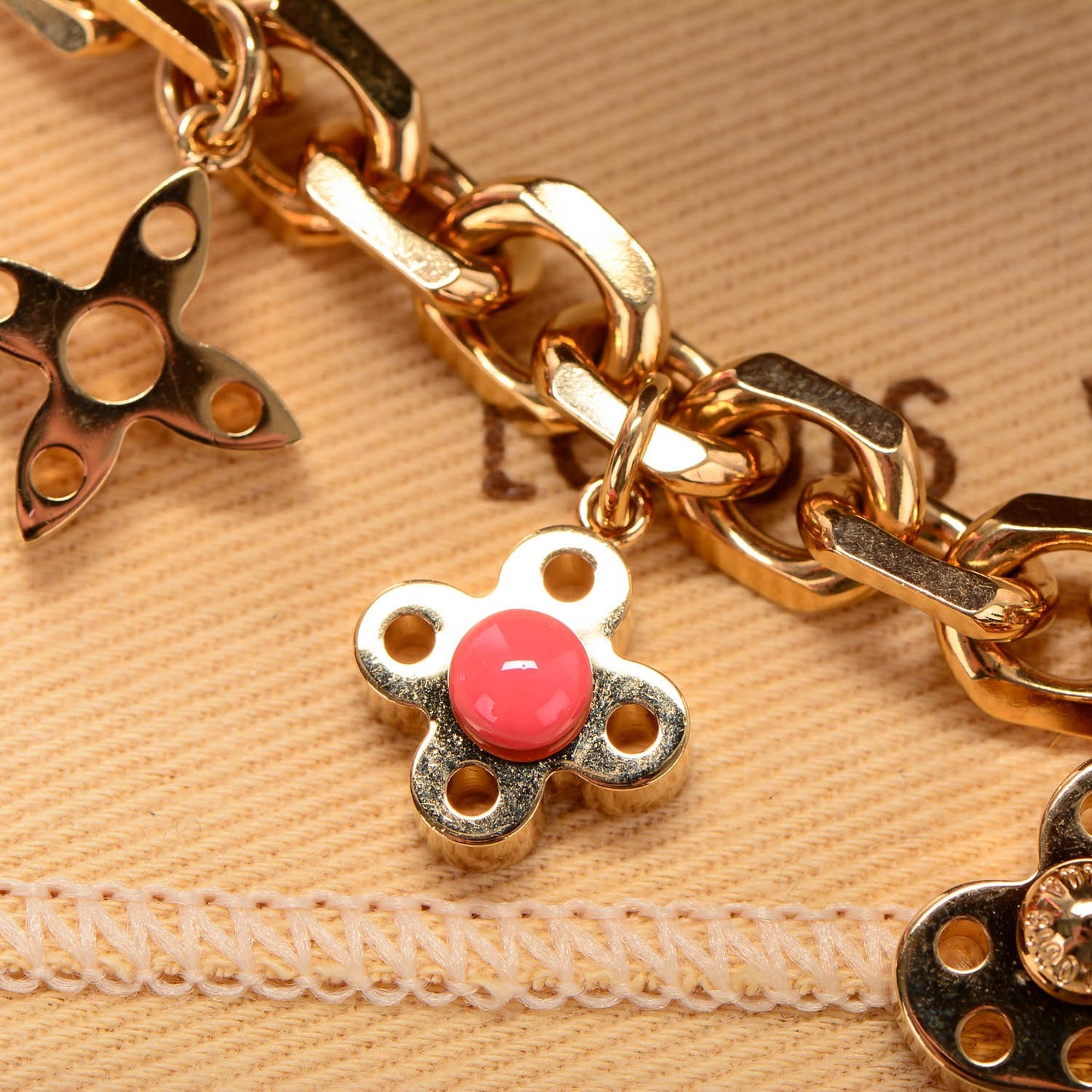 Hide and Seek Necklace Gold