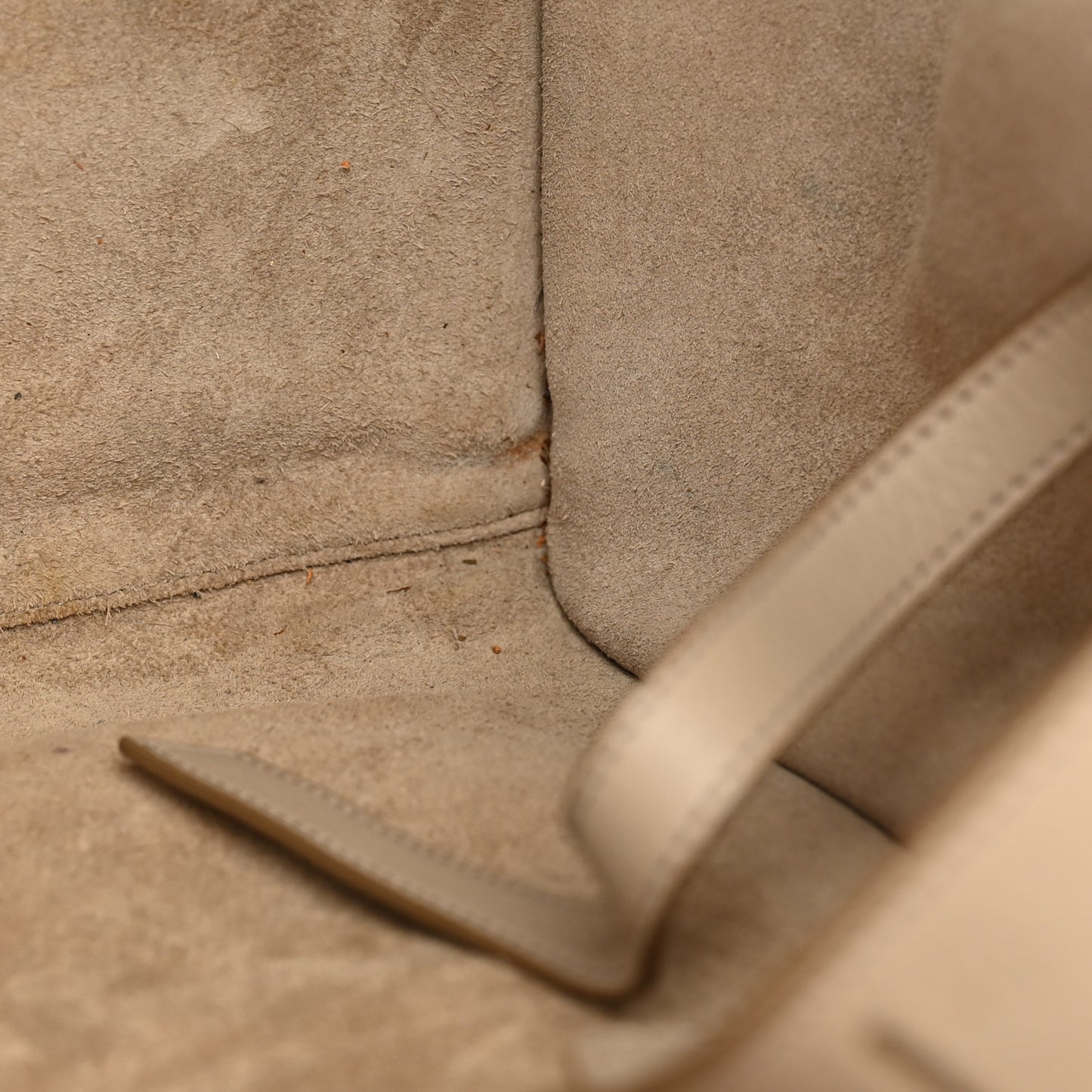 Grained Calfskin Medium Phantom Luggage Dune