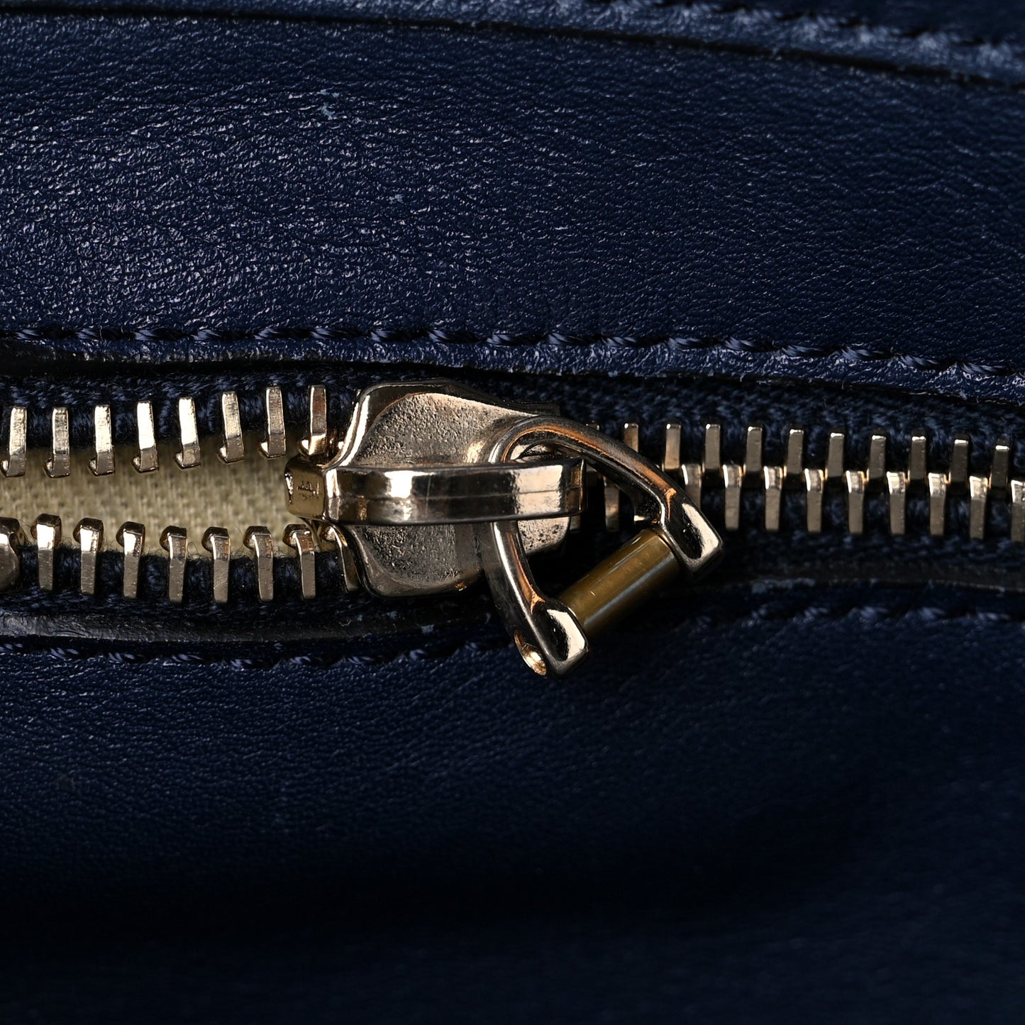 Vitello Medium Rockstud Tote Marine