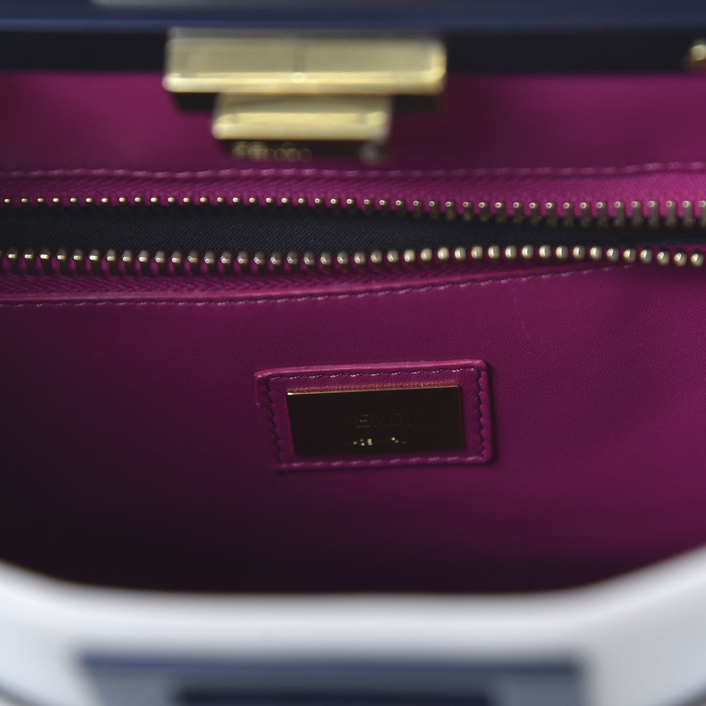 Vitello Seta Shiny Nappa Medium Peekaboo Iconic Satchel Grigio Polvere Magenta
