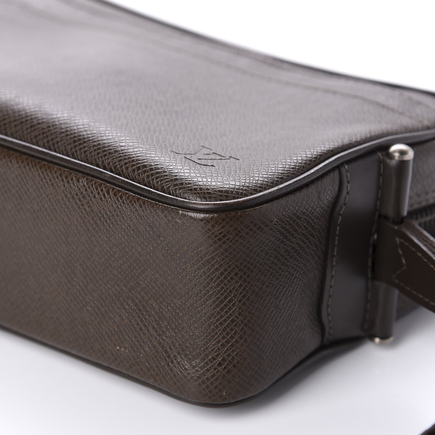 Louis Vuitton Taiga Kaluga Toiletry Pouch Grizzli 7 of 12