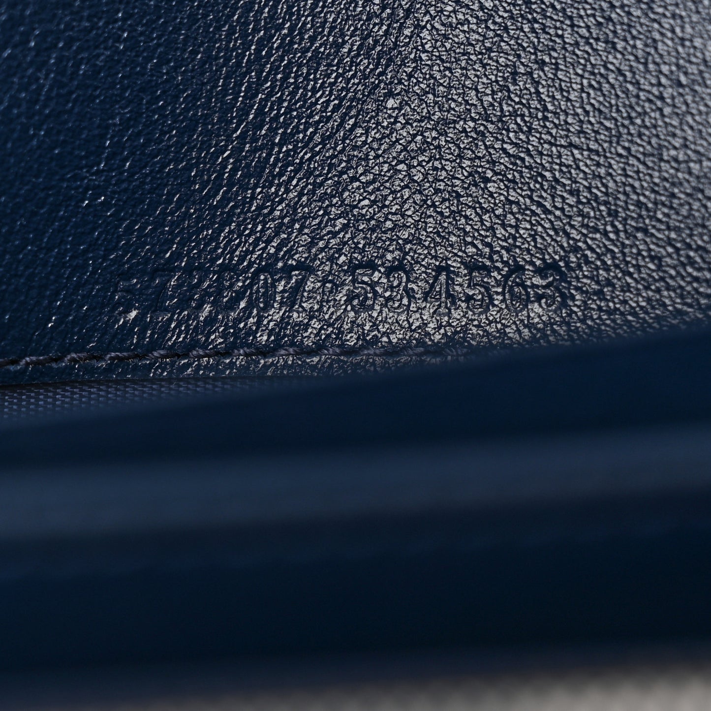 Vintage Effect Calfskin Matelasse Diagonal Torchon GG Marmont Chain Wallet Blue Agata Mystic White
