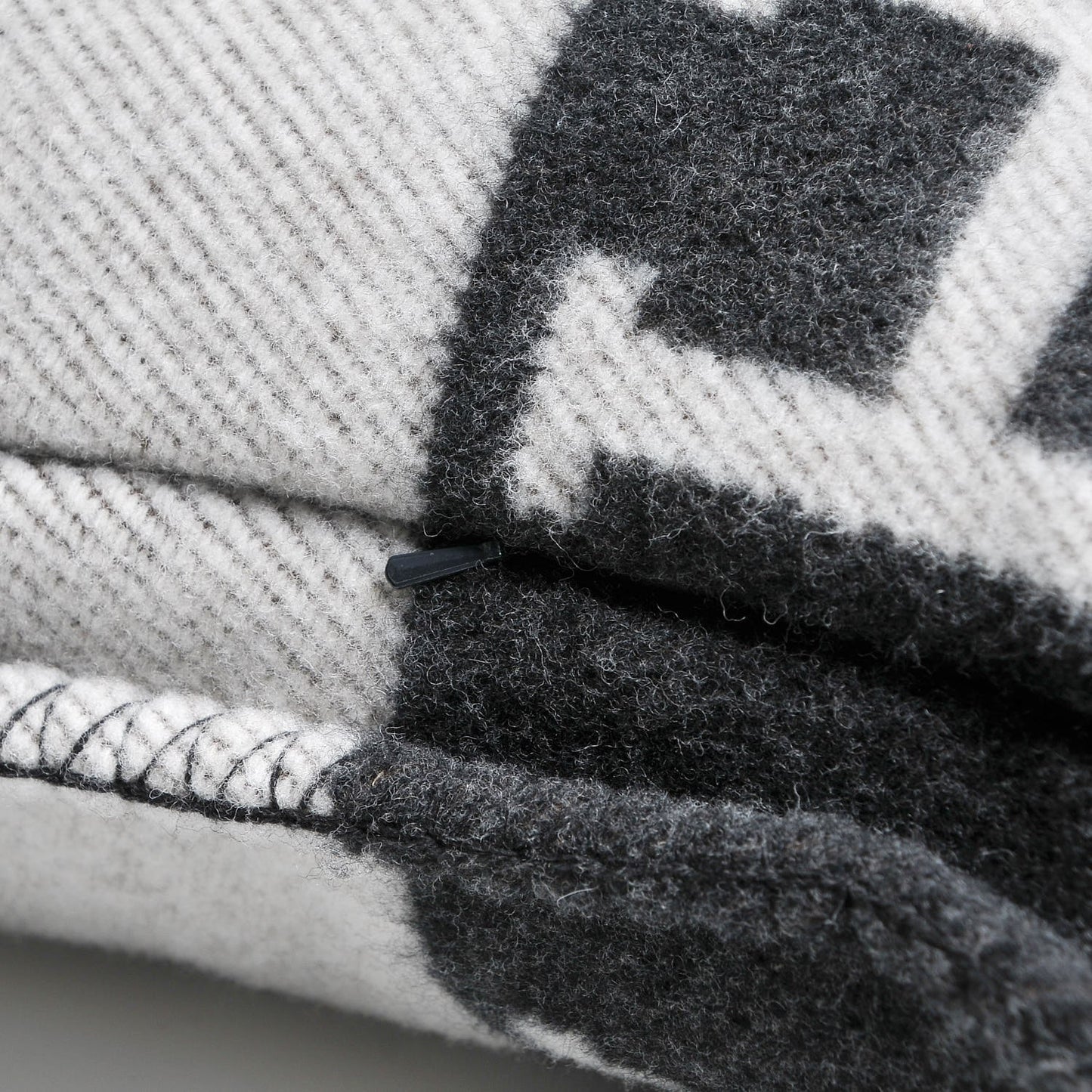 Wool Cashmere Avalon Pillow PM Ecru Gris Fonce
