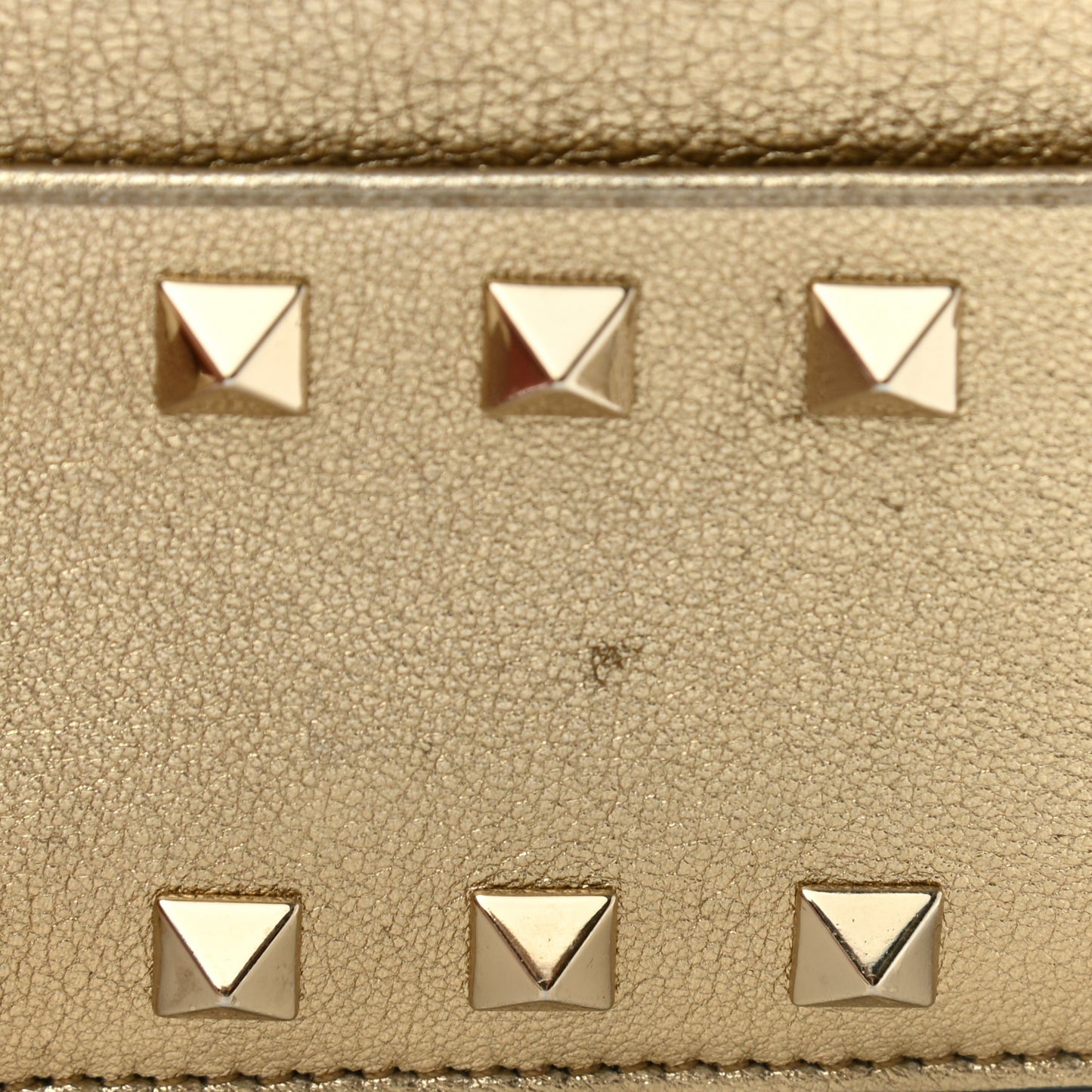 Metallic Pebbled Calfskin Rockstud Card Holder Gold