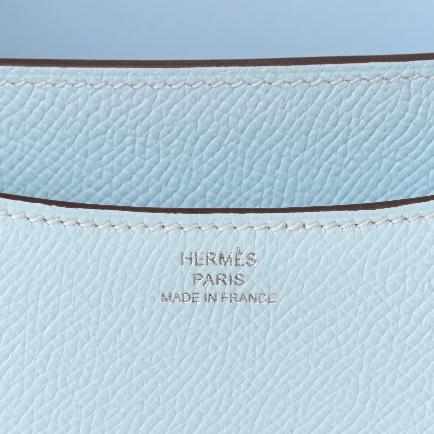 Epsom Constance 18 Bleu Brume