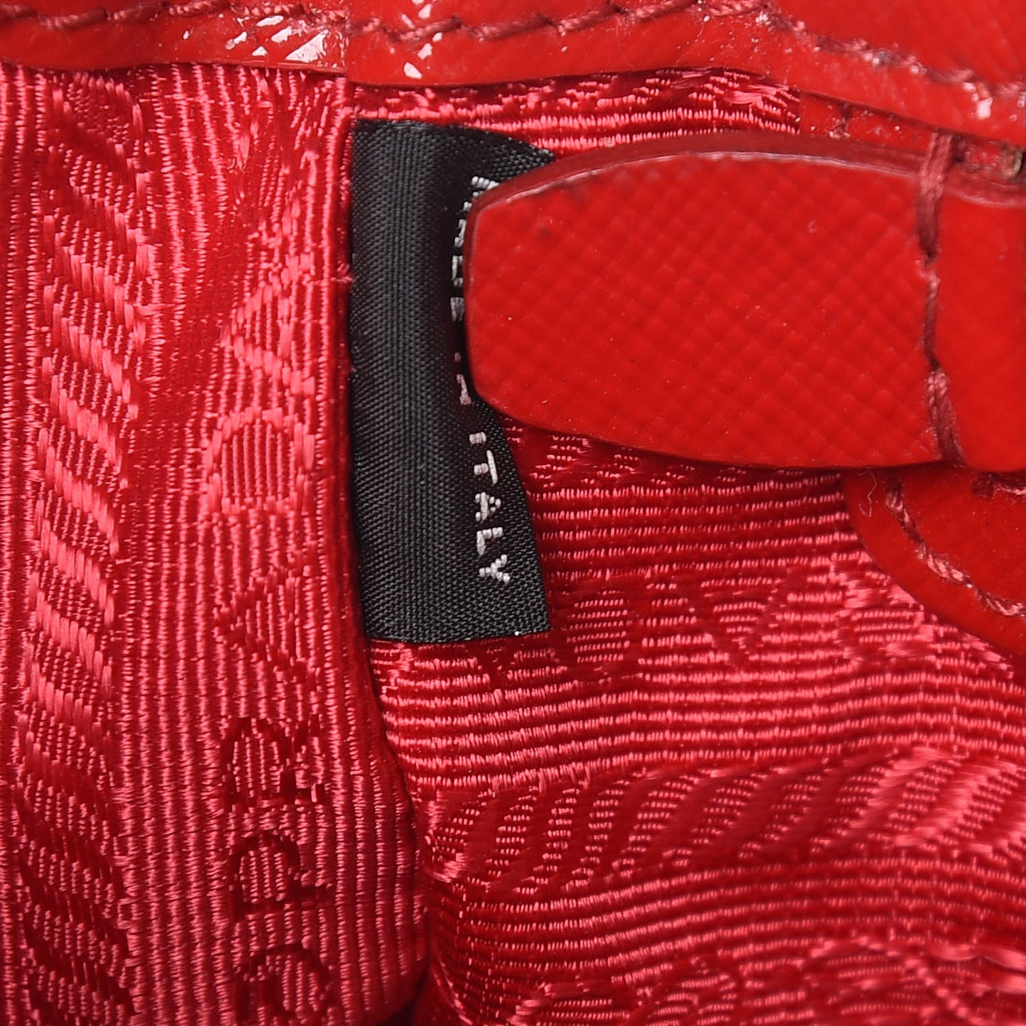 Saffiano Vernice Small Galleria Double Zip Tote Rosso