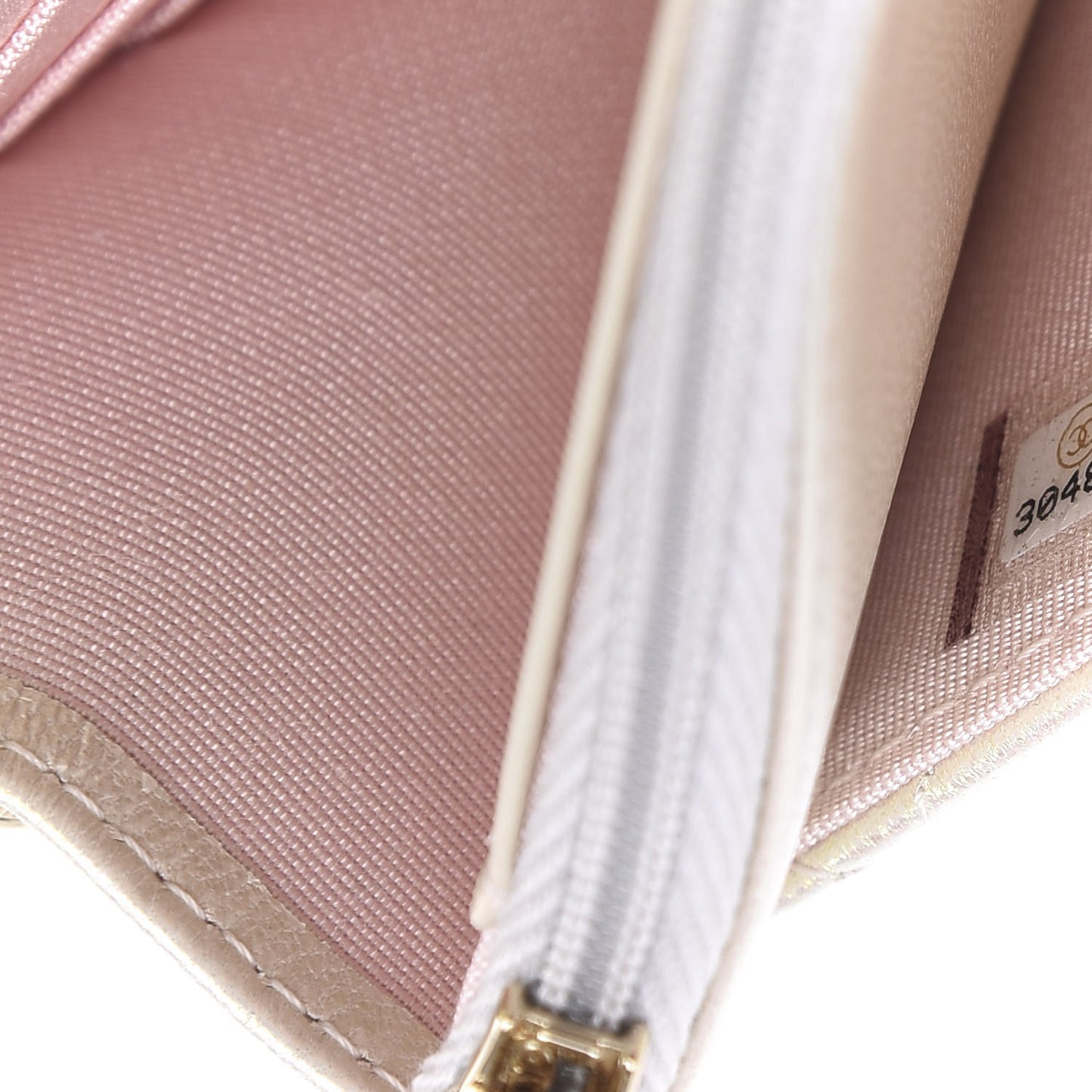 Iridescent Lambskin Quilted Wallet On Chain WOC Ivory