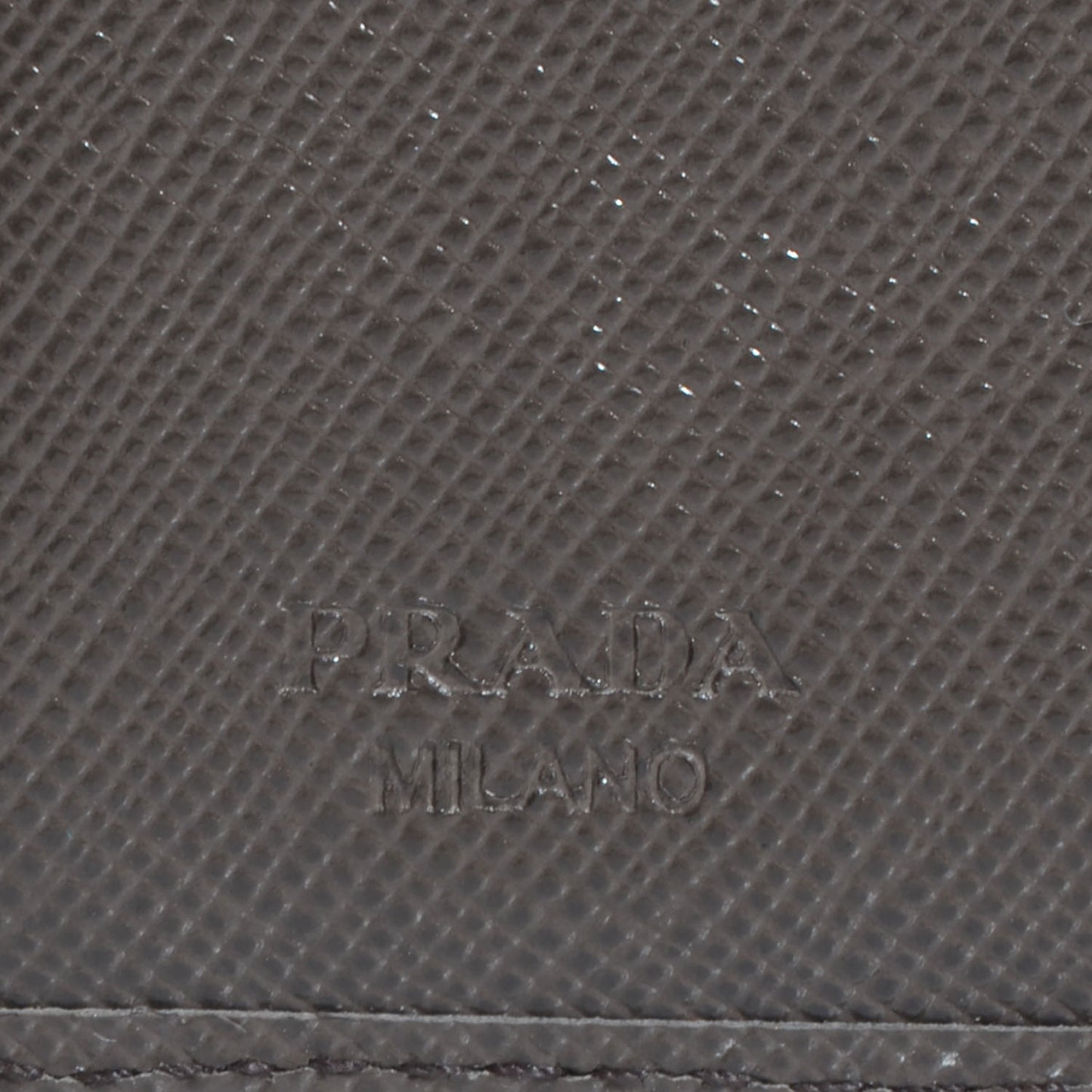 Saffiano Metal Tri-Fold Wallet Grafite