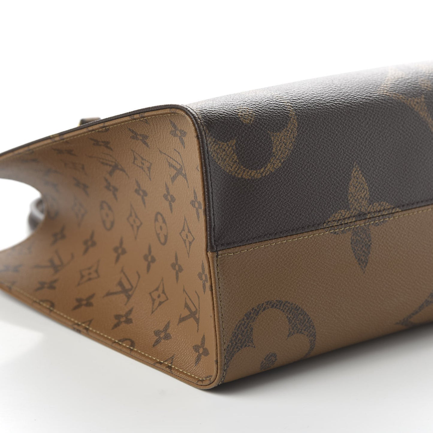Reverse Monogram Giant Onthego MM
