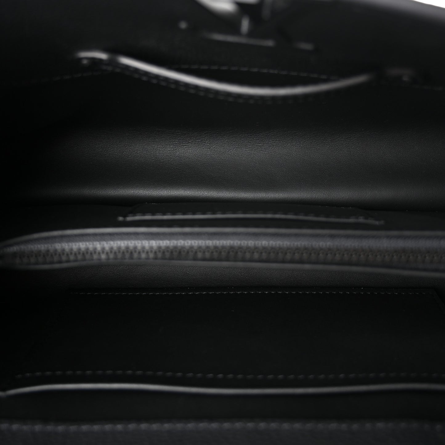 Taurillon Capucines East West MM Matte Black