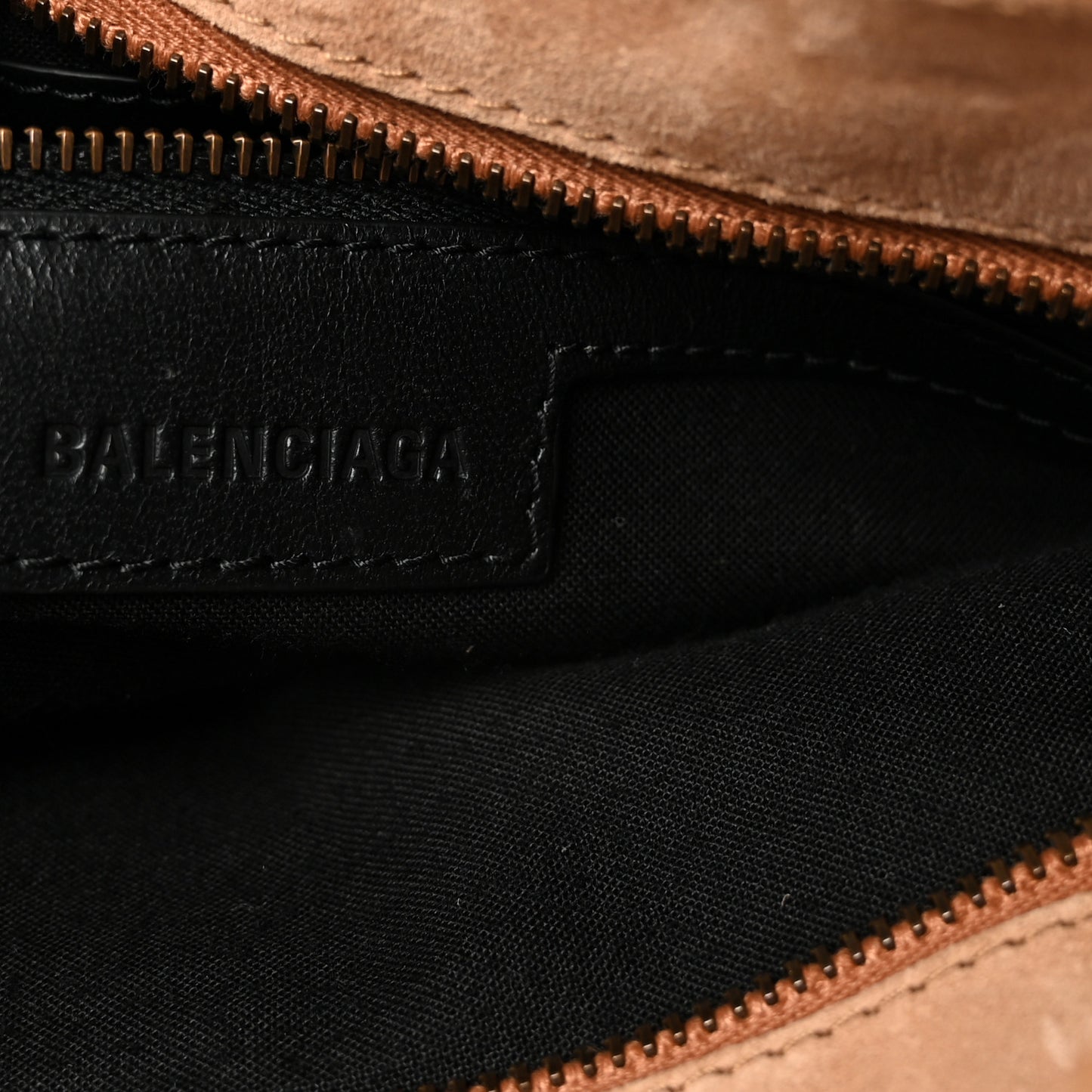 Waxed Calfskin Classic Hardware Medium Le City Camel