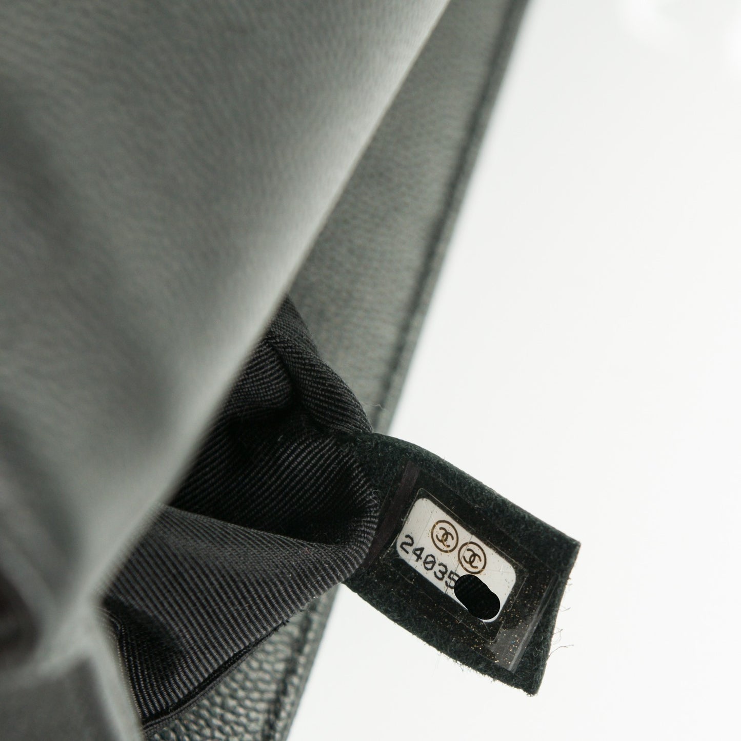 Caviar Quilted Medium Boy Flap So Black