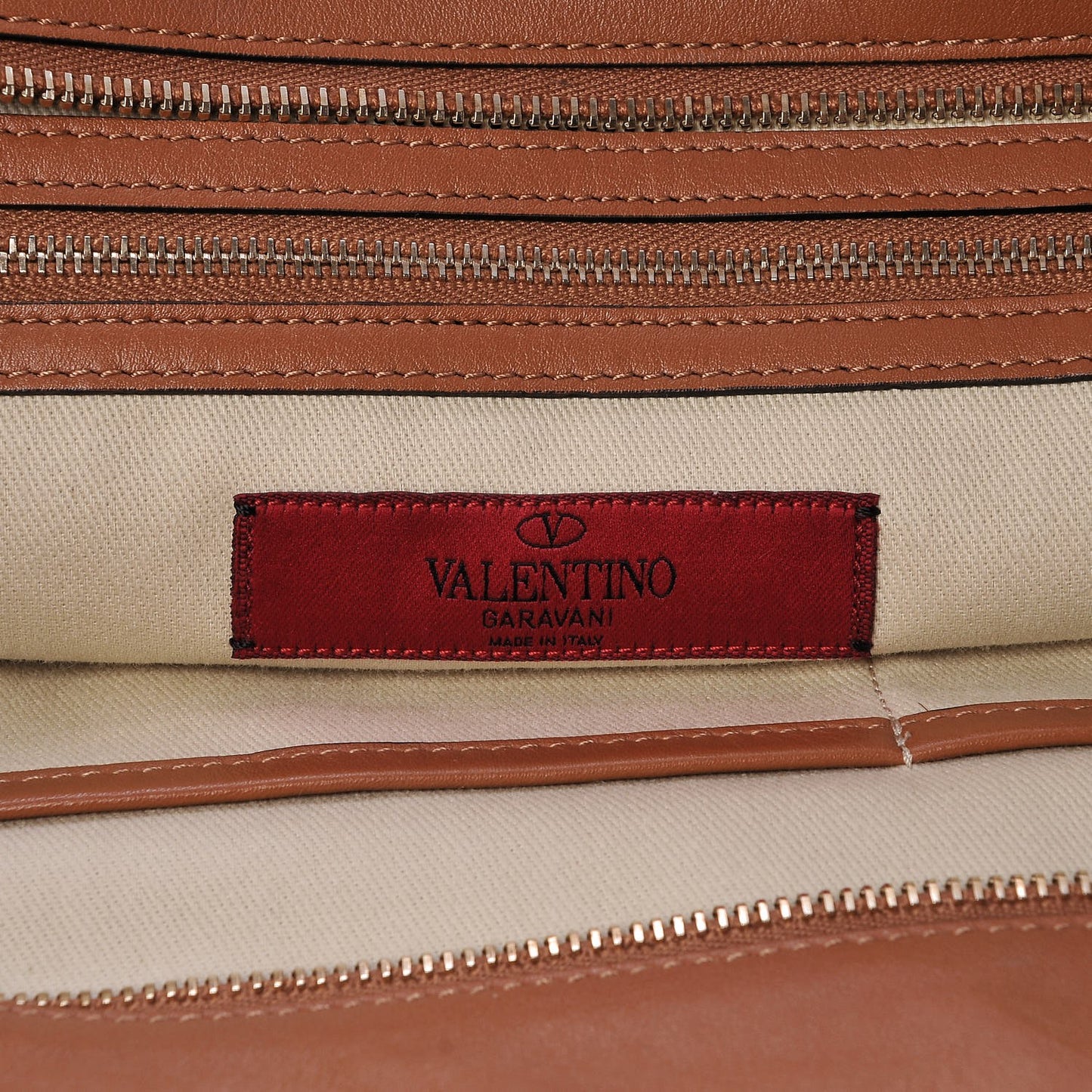 Vitello Large Rockstud Crossbody Tote Light Cuir