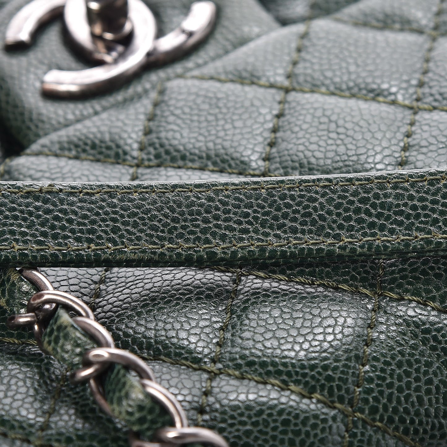 Iridescent Caviar Quilted Medium Chic Flap Green