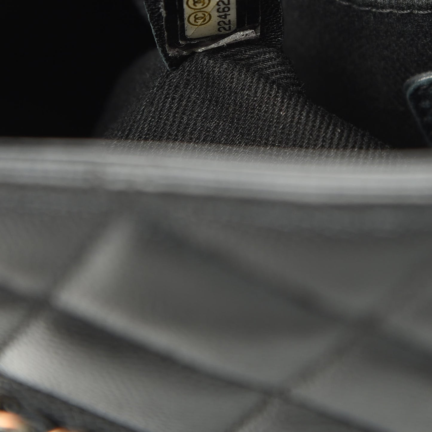 Caviar Quilted Medium CC Bucket Bag Black