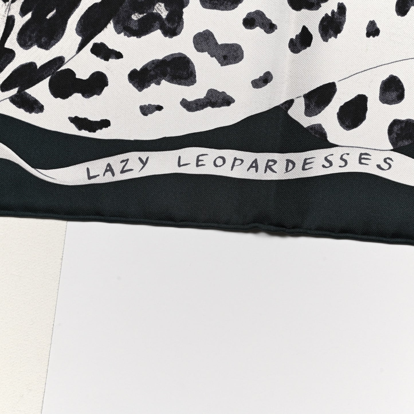 Silk Twill Lazy Leopardesses Scarf 90 Vert Black Gris