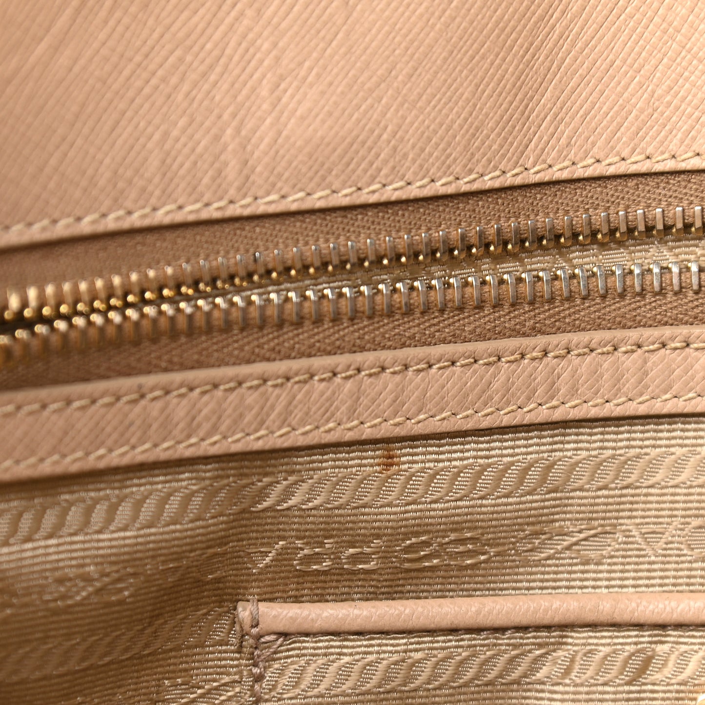 Saffiano Medium Galleria Double Zip Tote Cammeo