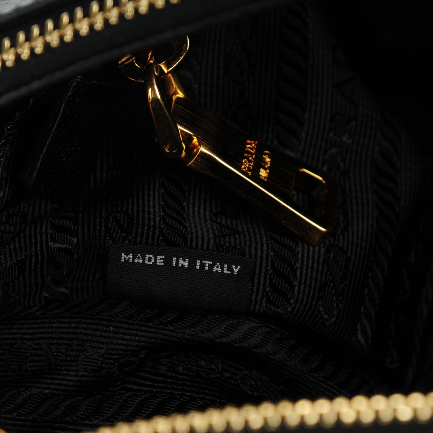 Saffiano Medium Galleria Double Zip Tote Black