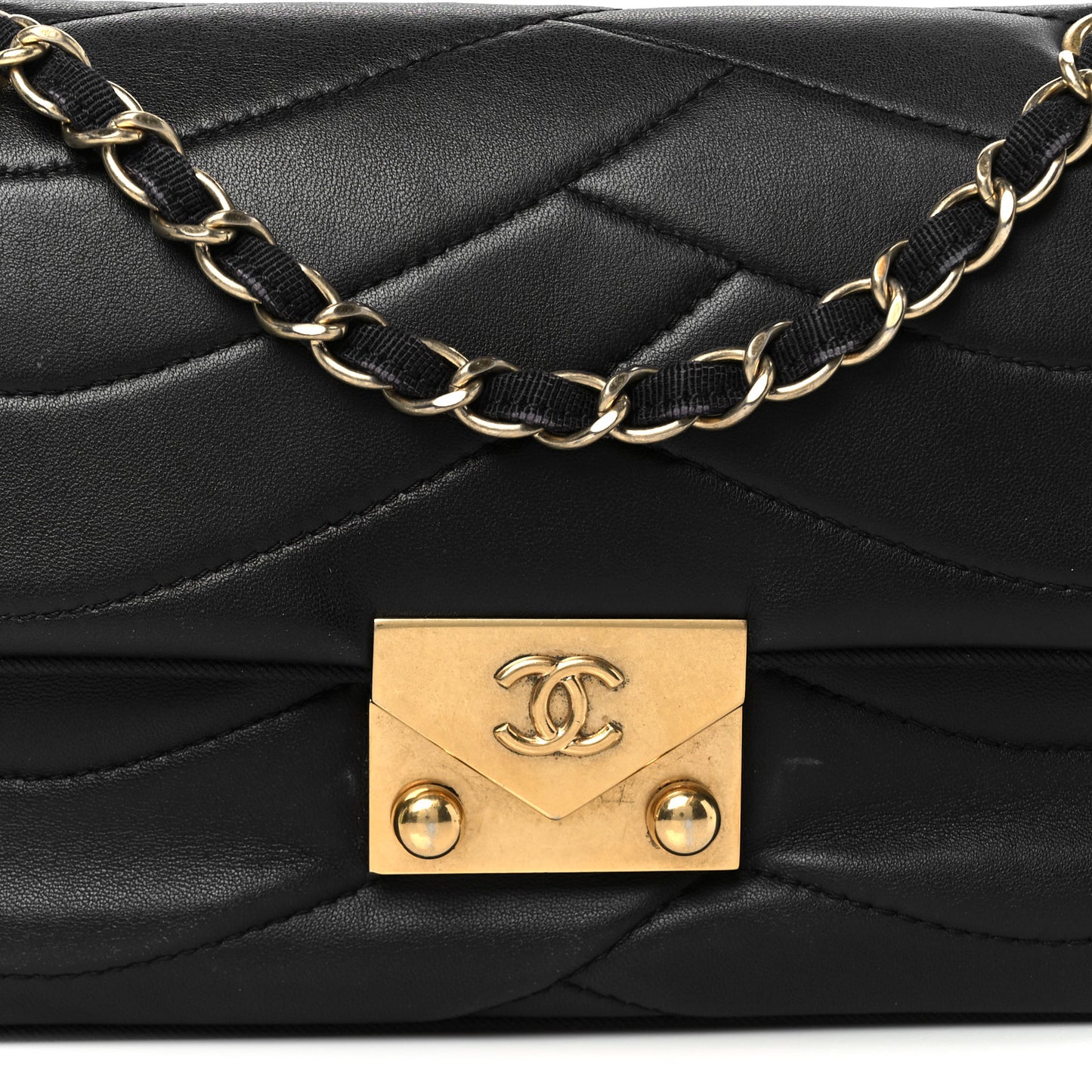 Lambskin Scallop Quilted Small Pagoda Flap Black