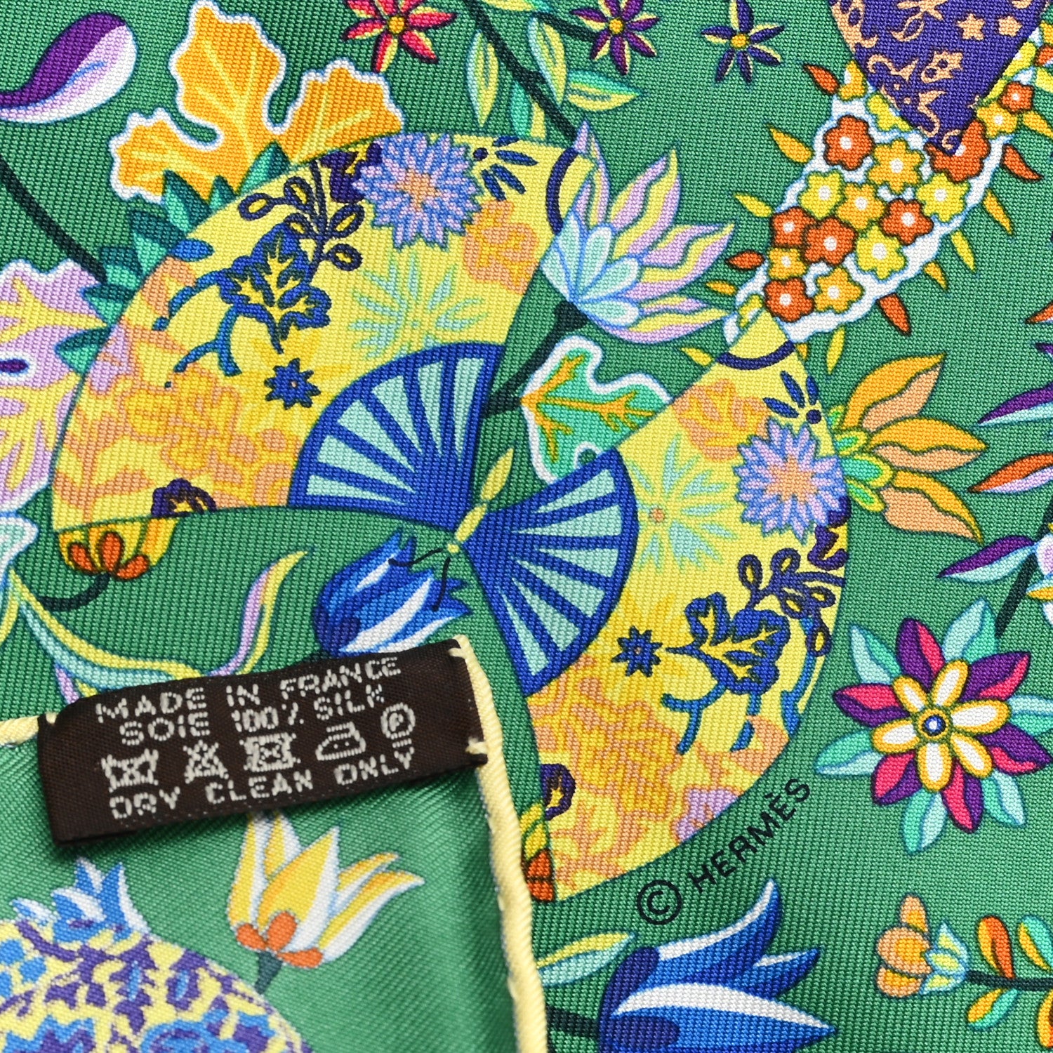 Hermes Silk Fleurs et Papillons de Tissus Pocket Square 45 Vert
