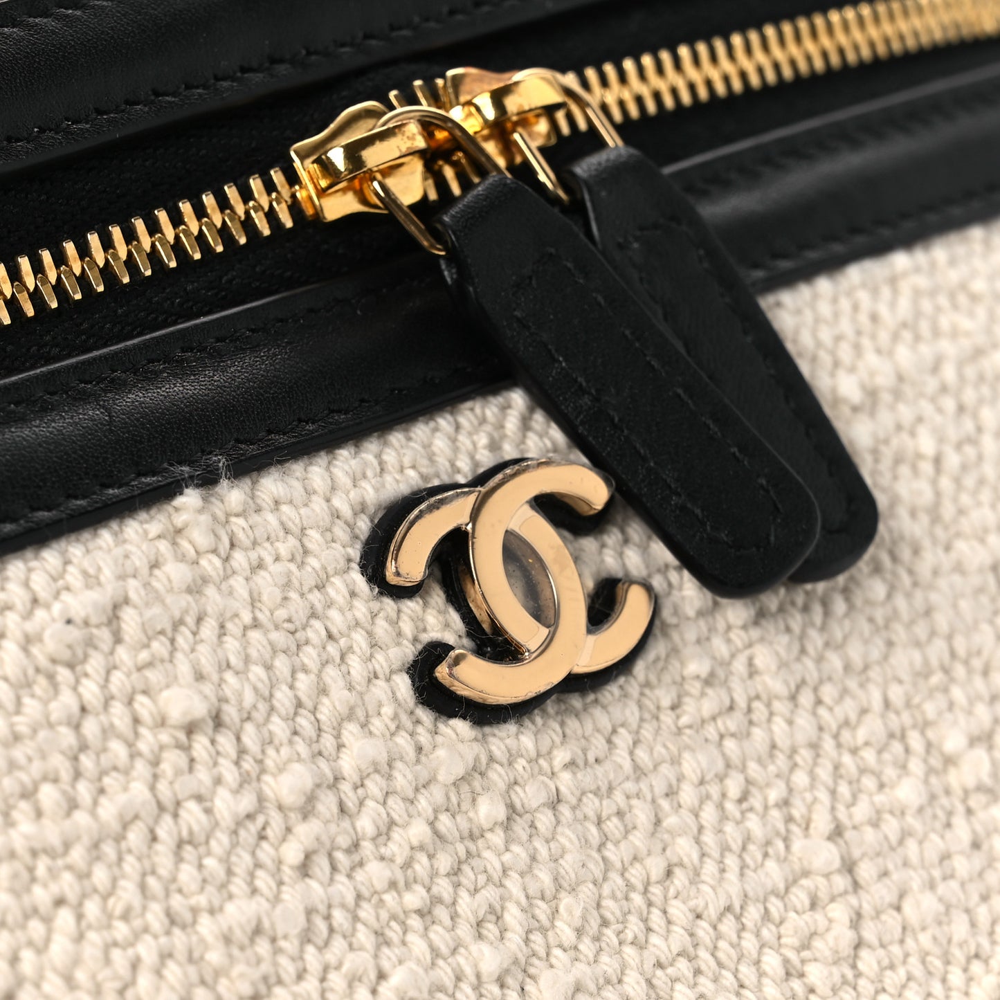 Boucle Calfskin Top Handle Slim Vanity Case With Chain Ecru Black